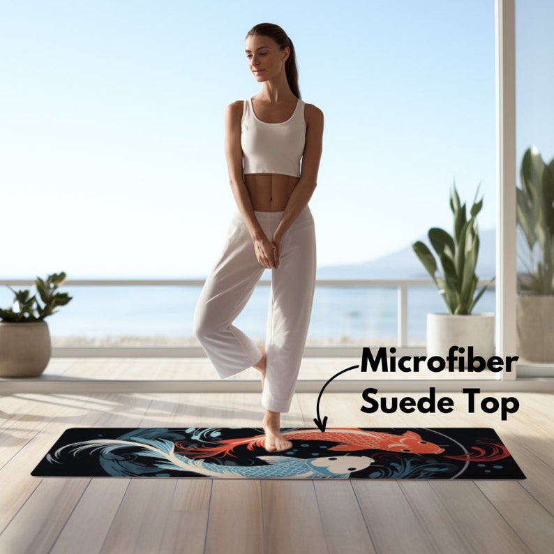 Pu&ograve; includere: Un tappetino da yoga nero con un design di pesci colorati. Il tappetino ha una parte superiore in microfibra scamosciata.