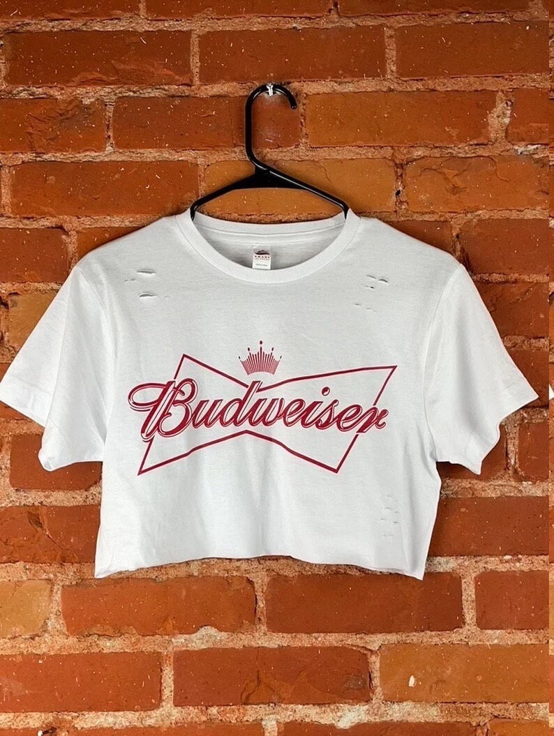 ◆THE MUSEUM VISITOR◆ AMBG PRINTED CROP TSHIRT WHITE RED 1 Stranger Things Vintage Logo Women's Cropped Ringer T-Shirt