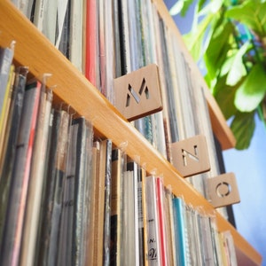Einzigartige Holz-Trennleiste für Schallplatten, Bücher und Filme - individuell graviertes Alphabet A bis Z Organizer und langlebiges Holzzubehör