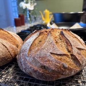 Przepis na ekologiczny chleb z mąki pełnoziarnistej na zakwasie. Bez wyrabiania, idealny dla początkujących i doświadczonych domowych piekarzy.