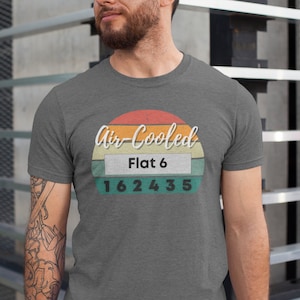 Könnte beinhalten: Ein graues T-Shirt mit einer Grafik im Vintage-Stil, auf dem "Air-Cooled Flat 6 162435" steht.