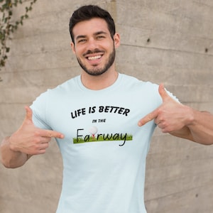 Het leven is beter in de Fairway Unisex Jersey korte mouw T-shirt, leuk golfshirt, papa golf, speel beter golf, golfen is leuk vanaf de fairway.