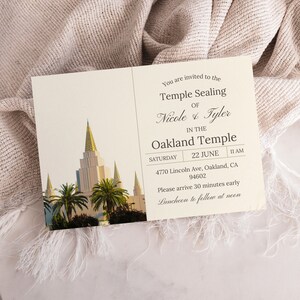 K&ouml;nnte beinhalten: Eine wei&szlig;e Karte mit einem Foto des Oakland-Tempels und dem Text "Sie sind eingeladen zur Tempelsiegelung von Nicole & Tyler im Oakland-Tempel Samstag, 22. Juni 11:00 Uhr 4770 Lincoln Ave, Oakland, CA 94602 Bitte 30 Minuten fr&uuml;her eintreffen. Mittagessen folgt um 12:00 Uhr"