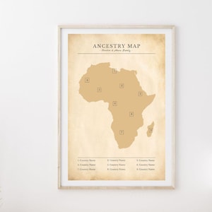 Könnte beinhalten: Eine beige und braune Karte von Afrika mit nummerierten Regionen. Die Karte ist gerahmt und hängt an einer weißen Wand. Der Text "ANCESTRY MAP" befindet sich oben auf der Karte. Ein Holztisch mit einem "HOME"-Schild steht im Vordergrund.