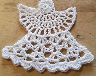 Puede incluir: Adorno de ángel de crochet blanco con un diseño delicado.