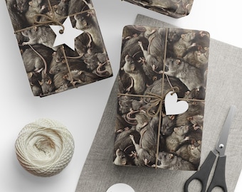 Könnte beinhalten: Geschenkboxen mit Rattenmuster-Geschenkpapier. Die Boxen sind mit Bindfaden verschnürt und mit weißen Stern- und herzförmigen Anhängern verziert. Ein Knäuel Bindfaden, eine Schere und leere Anhänger sind ebenfalls vorhanden.