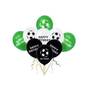 以下が含まれることがあります： サッカーボールのデザインが施された緑、白、黒の風船9個セット。風船には「ハッピーバースデー」と「ゴーチーム」の文字が印刷されています。
