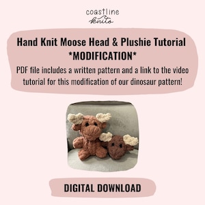 Peut inclure: Deux peluches de wapitis tricotées à la main, dans des tons de marron et de beige, sont posées sur une surface grise. L'image comprend le texte "Hand Knit Moose Head & Plushie Tutorial *MODIFICATION*" et "DIGITAL DOWNLOAD."