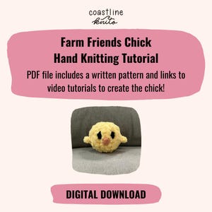 K&ouml;nnte beinhalten: Ein gelber gestrickter K&uuml;ken mit schwarzen Augen und einem rosa Schnabel. Das K&uuml;ken sitzt auf einem grauen Sofa. Der Text "Farm Friends Chick Hand Knitting Tutorial" ist in Schwarz auf rosa Hintergrund geschrieben. Der Text "PDF file includes a written pattern and links to video tutorials to create the chick!" ist in Schwarz auf rosa Hintergrund geschrieben. Der Text "DIGITAL DOWNLOAD" ist in Schwarz auf rosa Hintergrund geschrieben.