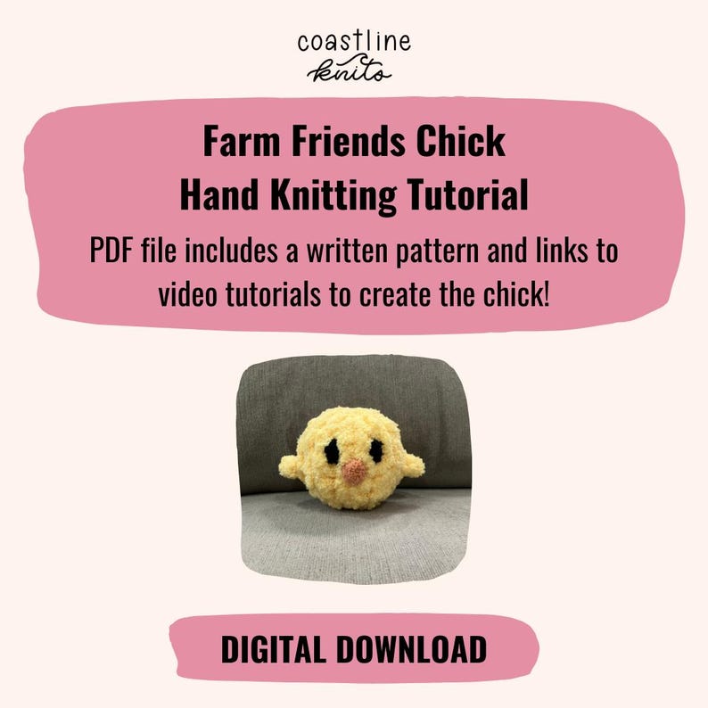 K&ouml;nnte beinhalten: Ein gelber gestrickter K&uuml;ken mit schwarzen Augen und einem rosa Schnabel. Das K&uuml;ken sitzt auf einem grauen Sofa. Der Text "Farm Friends Chick Hand Knitting Tutorial" ist in Schwarz auf rosa Hintergrund geschrieben. Der Text "PDF file includes a written pattern and links to video tutorials to create the chick!" ist in Schwarz auf rosa Hintergrund geschrieben. Der Text "DIGITAL DOWNLOAD" ist in Schwarz auf rosa Hintergrund geschrieben.