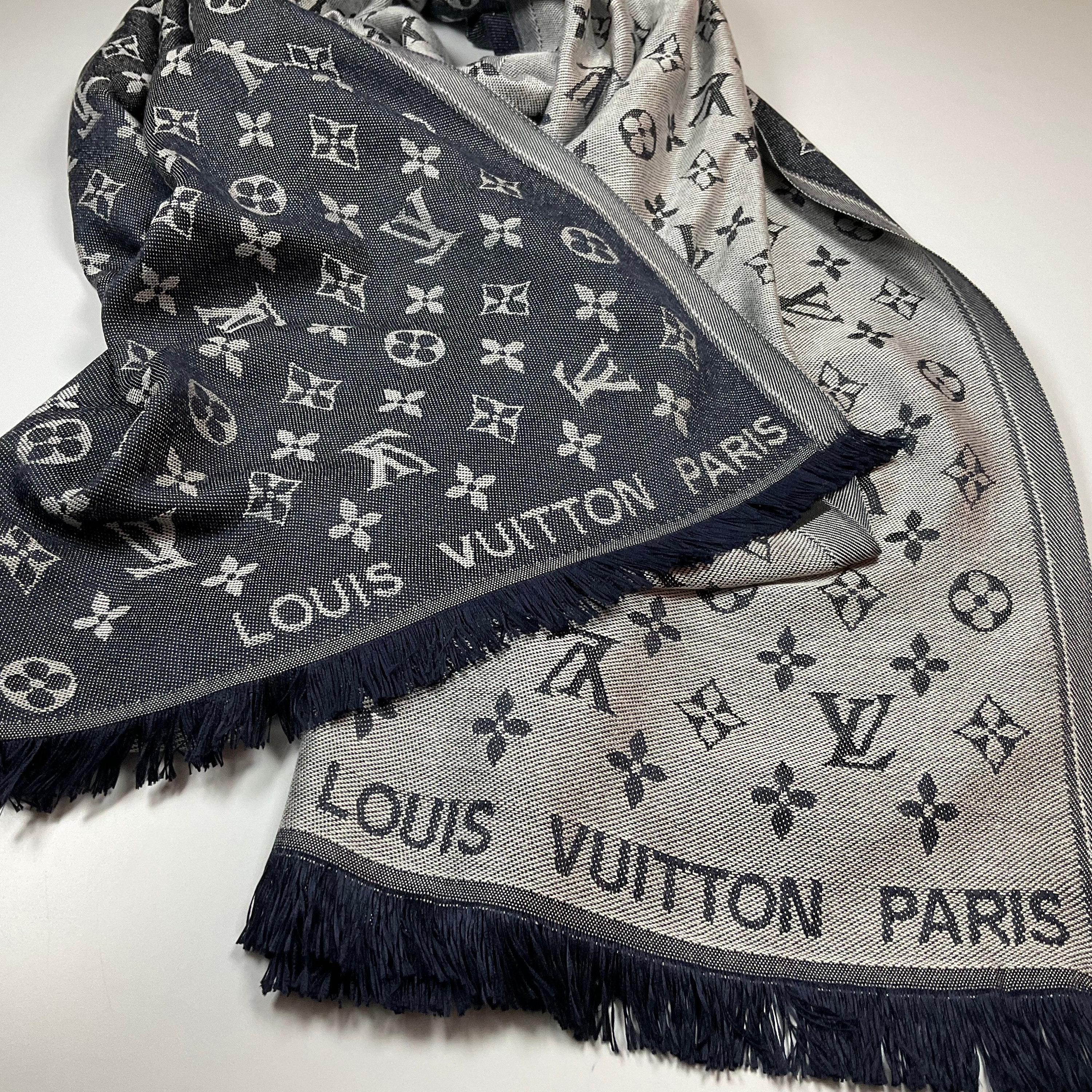 Louis Vuitton Louis Vuitton, zijden sjaal met monogram patroon.