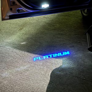 Luces de bienvenida azul platino, 2 unidades, luz LED de entrada con logotipo para coche, ángulos ajustables [brillante]