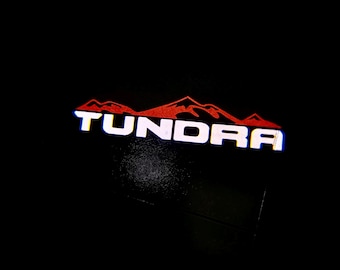 Tun - aah Luces de bienvenida de montaña 2 piezas Luz LED de entrada con logotipo para coche Ángulos ajustables [Brillante]