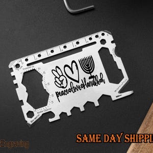 Personalisierte Chanukka Multi-Tool-Karte, individuell graviertes Kartenwerkzeug, kompakter Flaschenöffner, Box-Öffner, graviertes Peace Love Menorah Design