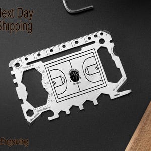 Billetera con tarjeta multiherramienta personalizada con forma de cancha de baloncesto, herramienta de supervivencia táctica para hombres, tarjeta de billetera con nombre personalizado grabada con láser