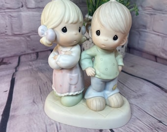 Figurka Precious Moments z 1996 roku – porcelanowa figurka chłopca i dziewczynki, kolekcjonerska