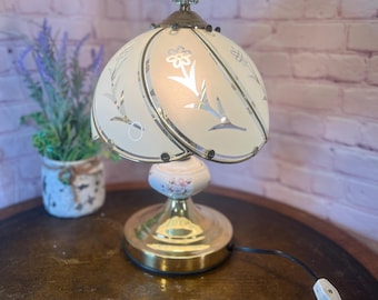 Lampa ze szkła w kolorze złotym z lat 80. z motywem kwiatowym – akcent wystroju wnętrz w stylu retro