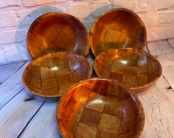Saladiers en bois tressé.