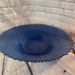 Bol décoratif en verre bleu.