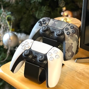 Dubbelt spelkontrollstativ för Xbox- eller Playstation-kontroller.