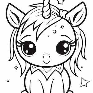 Pu&ograve; includere: Un disegno in bianco e nero di un simpatico unicorno di cartone animato con un corno riccio, occhi grandi e un'espressione felice. L'unicorno &egrave; seduto con le gambe incrociate. Ci sono stelle intorno all'unicorno.