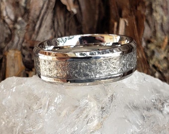 Anillo Krystallos con incrustaciones de cristal de cuarzo