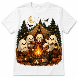 Puede incluir: Una camiseta blanca con un gráfico de cuatro fantasmas de dibujos animados acampando en un bosque por la noche. La escena incluye una fogata, una tienda de campaña con luces, una luna creciente, murciélagos, calabazas y una guitarra.