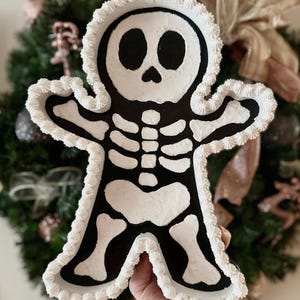 Skeleton Gingerbread Man Wooden Decor – Spooky Cookie-Inspired Holiday Art