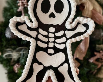 Skeleton Gingerbread Man Wooden Decor – Spooky Cookie-Inspired Holiday Art