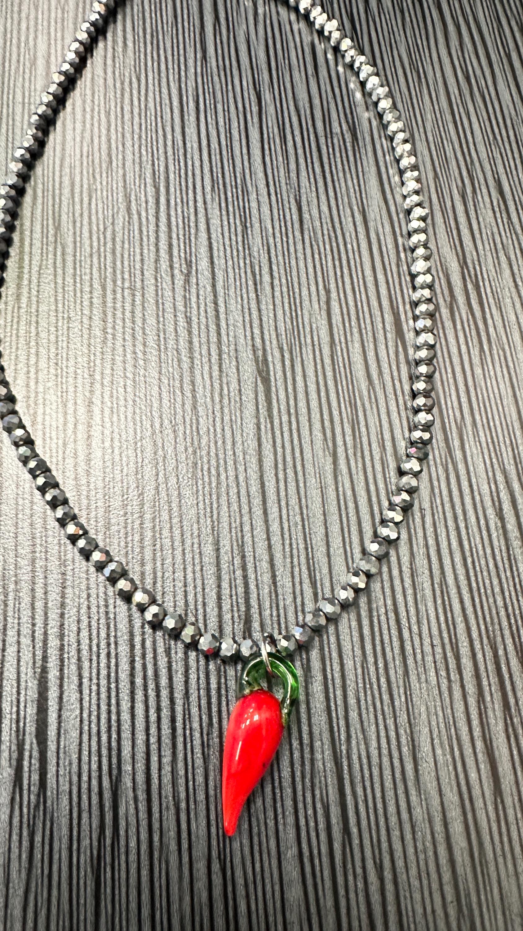 日本 Etsy 手作りの幸運の赤唐辛子とメタリッククリスタル 