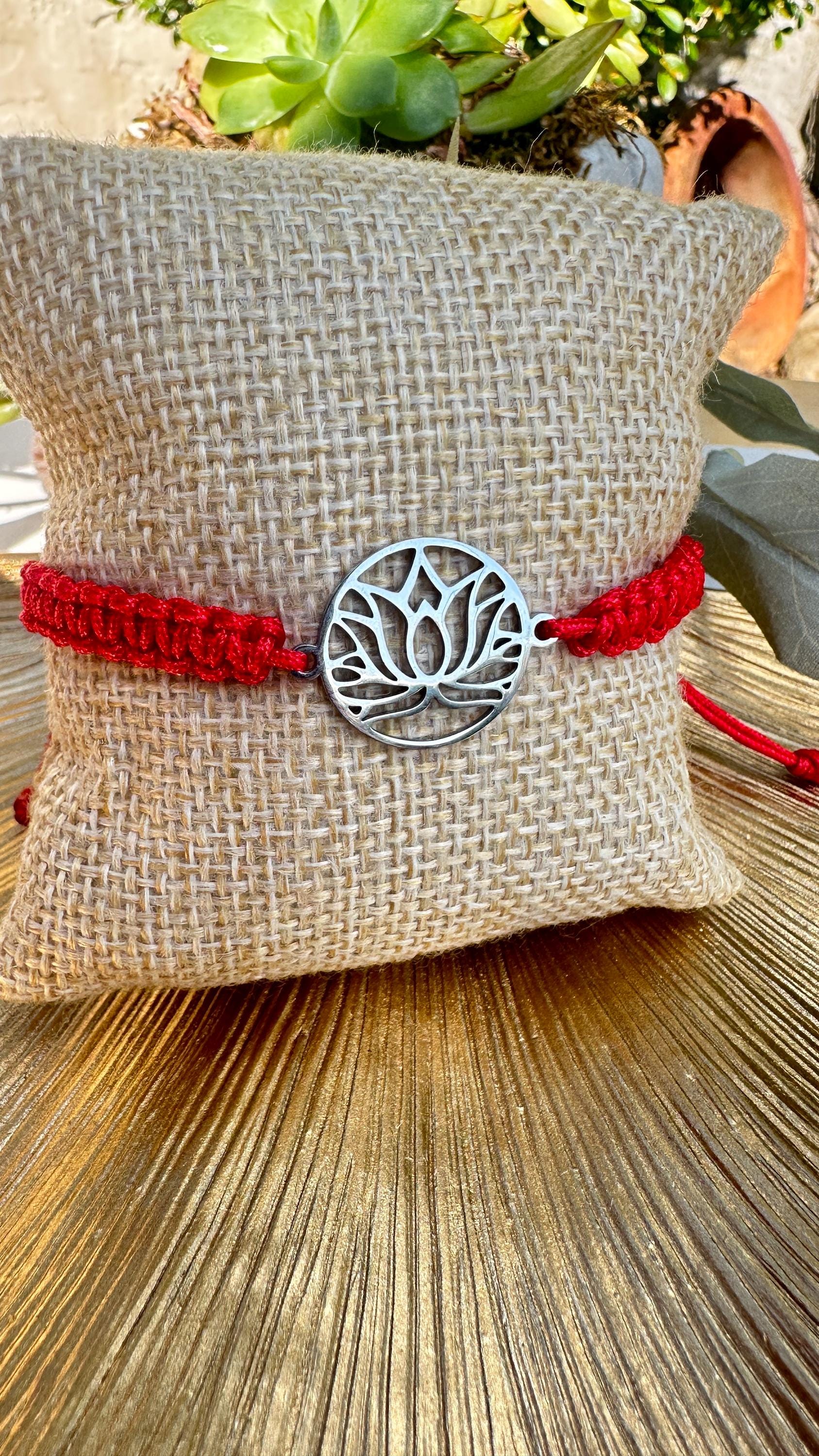 Bracciale intrecciato rosso regolabile con fiore di Loto Om - WKB02... | su MissHobby