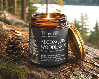 Algonquin Woodlands Candle: Zedernholz, Tanne & Bernstein - Knisternder Holzdocht