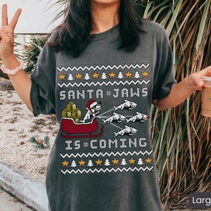 Comfort Colors サンタジョーズがやってくる醜いクリスマスシャツ、醜いホラーサメオーシャンTシャツ、クリスマスサメジョーズ愛好家シャツ、クリスマスギフト