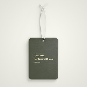 以下が含まれることがあります： 薄い黄色の「Fear not, for I am with you」と「Isaiah 41:10」の文字が書かれた濃い緑色の車の芳香剤です。