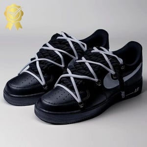 Air Force 1 personalizadas con cordones negros y cordones blancos