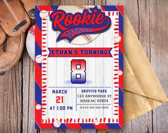Puede incluir: Una invitación a una fiesta de cumpleaños con temática de béisbol en colores rojo, blanco y azul. La invitación dice "Rookie of the Year" con un gráfico de béisbol y "Ethan's Turning 8" con un gran número 8. La invitación incluye la fecha, la hora y la ubicación de la fiesta.