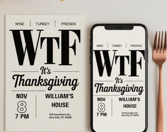 Op de afbeelding: Een Thanksgiving-uitnodiging met de tekst "WTF It's Thanksgiving" op een witte achtergrond. De uitnodiging wordt weergegeven op een kaart en een smartphone. Rechts een koperkleurige vork.