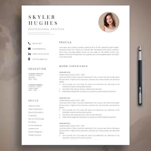 以下が含まれることがあります： Skyler Hughesという名前、円形の顔写真、プロフィール、職務経歴、学歴、スキルのセクションを備えたプロフェッショナルな履歴書テンプレート。ドキュメントには連絡先アイコンと黒いペンが含まれています。