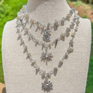 Gargantilla de cristal de labradorita: dije de sol y luna, collar bohemio hippie.