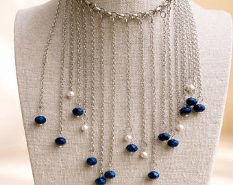 Collar cascada de plata con gotas de color azul zafiro y plata.