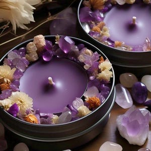 Pu&ograve; includere: Candela viola con cera viola e uno stoppino in una lattina di metallo. La lattina &egrave; circondata da cristalli di ametista e fiori secchi.