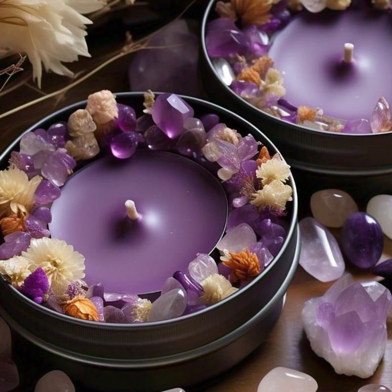 Pu&ograve; includere: Candela viola con cera viola e uno stoppino in una lattina di metallo. La lattina &egrave; circondata da cristalli di ametista e fiori secchi.