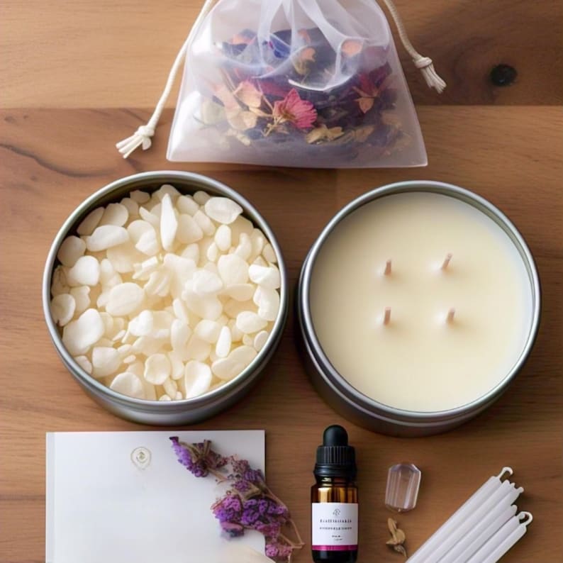 Pu&ograve; includere: Un kit per la creazione di candele con una latta di fiocchi di cera di soia, una candela in vetro con stoppini in legno, una bottiglia di olio essenziale, un piccolo cristallo e un pacchetto di stoppini.