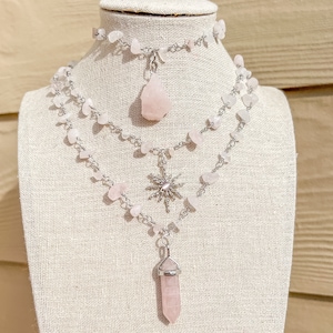 Gargantilla de cuarzo rosa envuelta en alambre de plata: Joyería de piedras preciosas estilo hippie bohemio