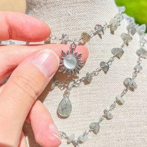 Collier ras de cou avec fil d'argent en cristal de labradorite/bijoux en cristal/RAS de cou hippie/collier/collier de pierres précieuses/collier soleil/hippie Sun