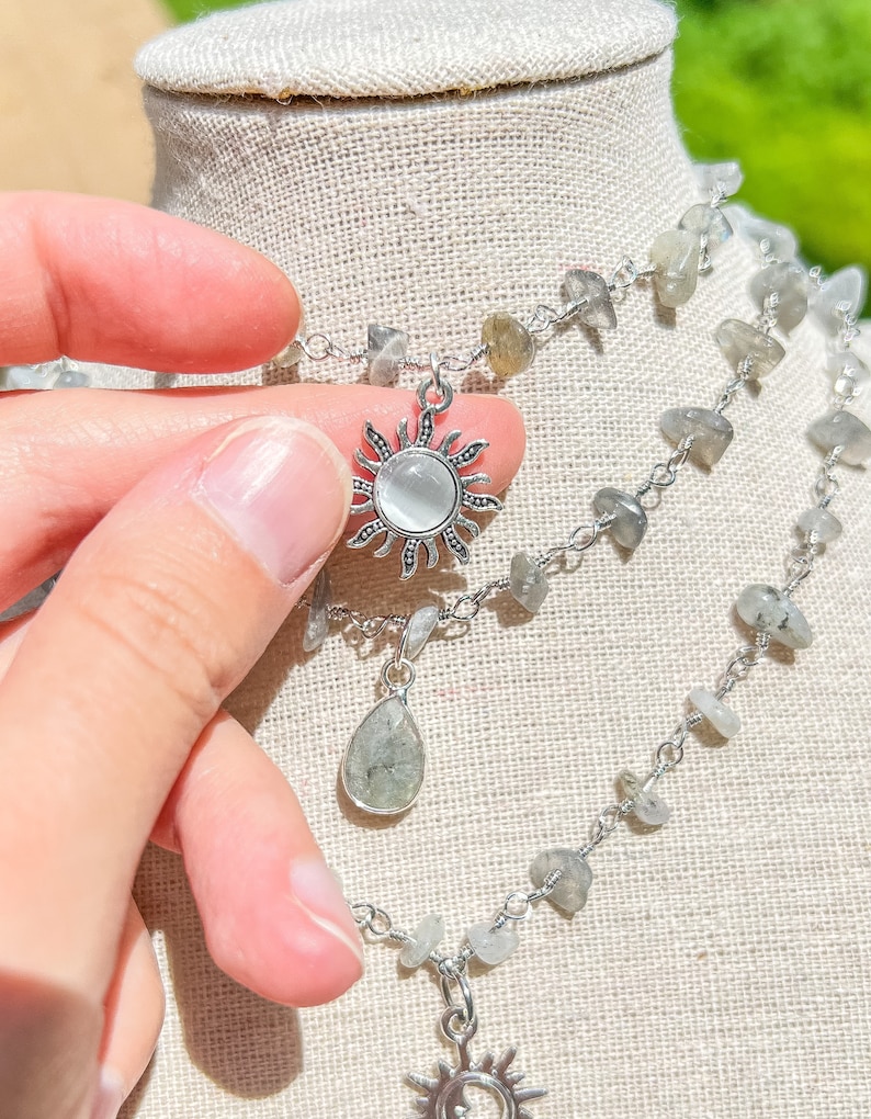 Collier ras de cou avec fil d'argent en cristal de labradorite/bijoux en cristal/RAS de cou hippie/collier/collier de pierres précieuses/collier soleil/hippie Sun