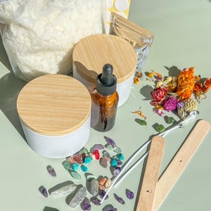 Pu&ograve; includere: Un kit per la creazione di candele con due barattoli di candele bianche con coperchi in legno, una bottiglia di olio essenziale, bastoncini di agitazione in legno, stoppini bianchi e pietre preziose colorate.