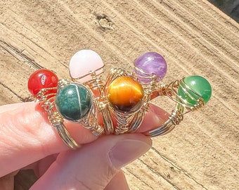 Anillo ajustable con piedras preciosas: alambre dorado con cuentas de cristal de 10 mm: cornalina y amatista.