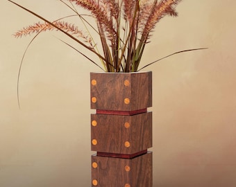 Jarrón artesanal de nogal con detalles de roble blanco y palo morado — para arreglos florales frescos o secos