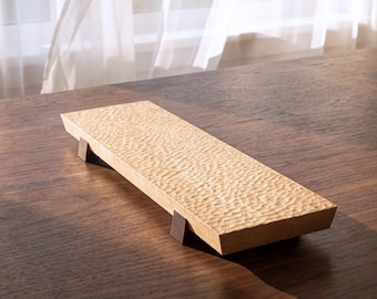 Bandeja de servir de nogal y fresno tallada a mano / Bandeja de aperitivos de té y sushi de inspiración japonesa